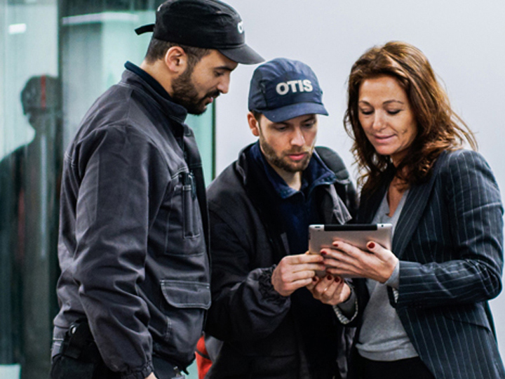 person-on-laptop-otis-eservice-screen
